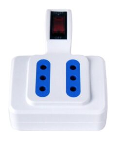 Adattatore con spina 10A e 4 prese Italiane 10A